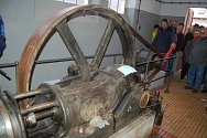 HISTORICKÁ JATKA. Alexandr Tučák ukazuje návštěvníku unikátní parní pohon, který loni prošel renovací.