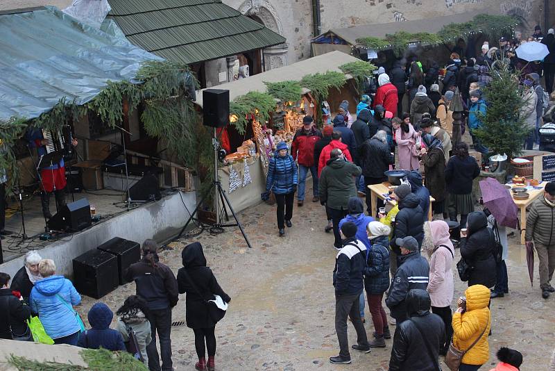 Krušnohorskými vánočními trhy ožil opět po roce o víkendu loketský hrad i náměstí T.G.M.