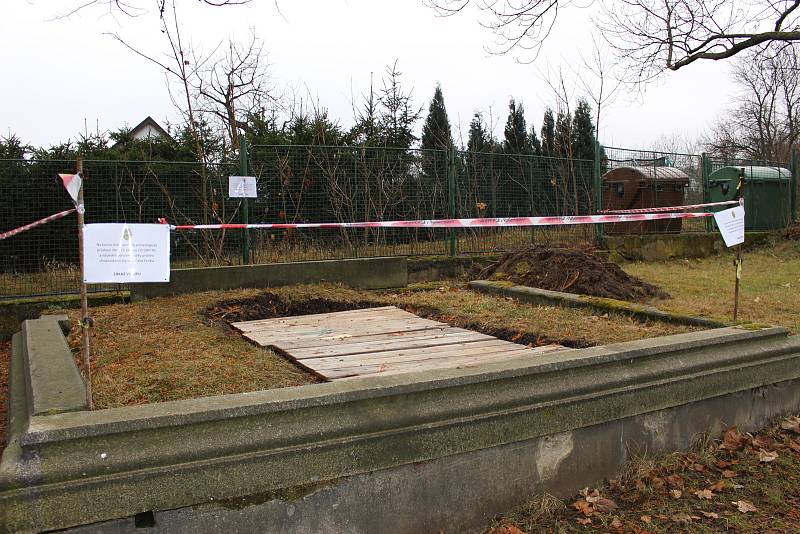 V těchto místech stála na chodovském hřbitově rodinná hrobka starosty Carla Fenkla. Město ji zrenovuje.