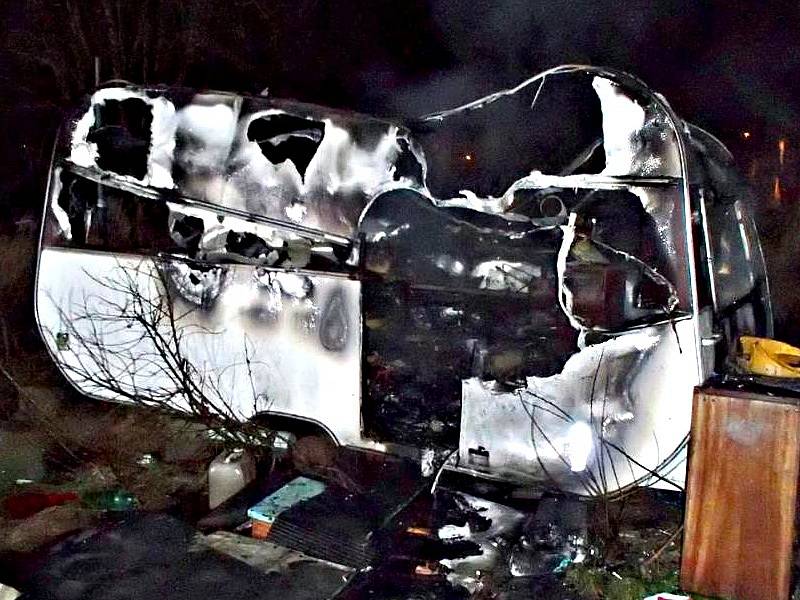 V hořícím karavanu nalezli hasiči mrtvého muže.