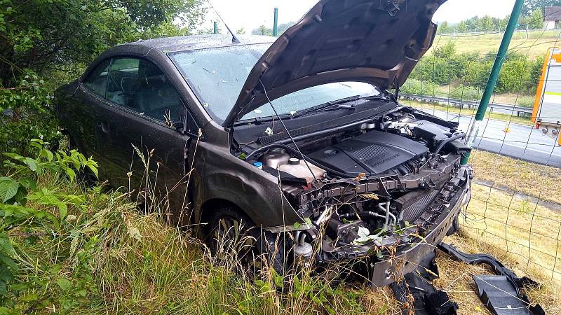 Nehoda na D6 u Březové. Osobní auto po nehodě skončilo ve stráni nad vozovkou.