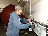 JAN VINCENT našel i se svým handicapem práci v Kynšperském pivovaru, kde stáčí například limonády.