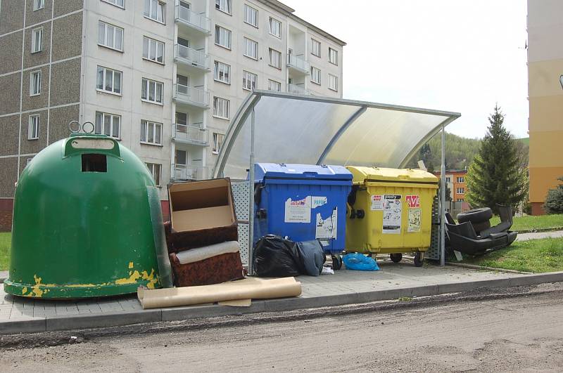 Technické služby musely likvidovat černou skládku i v ulici Boženy Němcové.