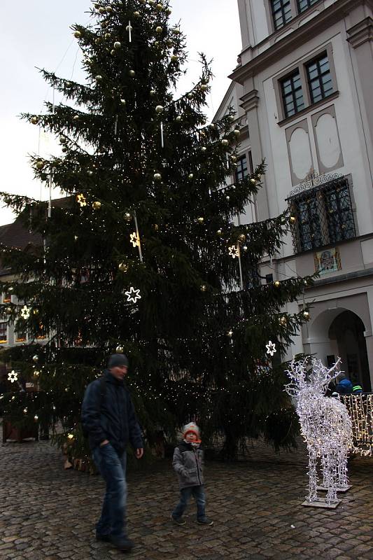 Krušnohorské vánoční trhy v Lokti přilákaly  opět tisíce návštěvníků.