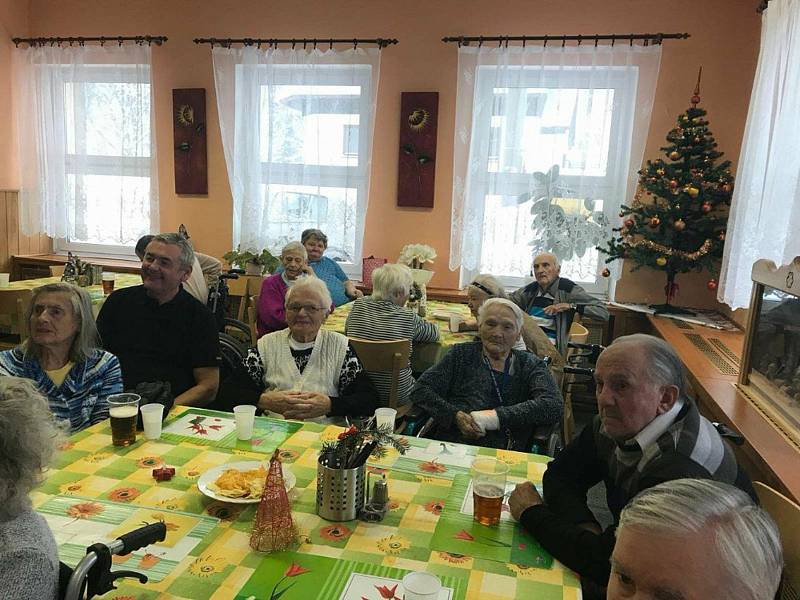 V rámci projektu Ježíškova vnoučata udělala  Radka Bárová radost dvěma seniorkám a dechovkou i ostatním obyvatelům domova pro seniory.