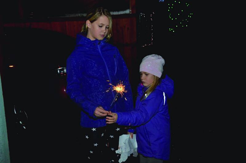 PRSKAVKY a pyrotechnika bývají fascinující podívanou především pro děti. Takhle si jí užívala děvčata v Chotíkově u Kynšperka nad Ohří. Foto: Kateřina Cekovová