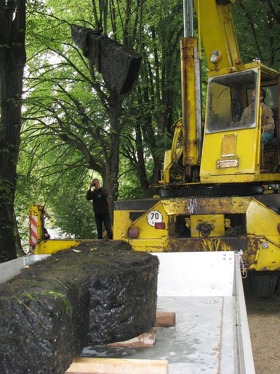 Vytažení zapomenutého pomníku z řeky Ohře.