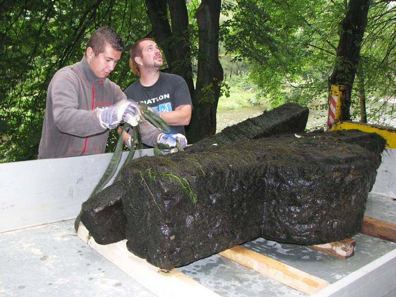 Vytažení zapomenutého pomníku z řeky Ohře.