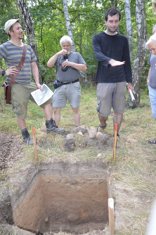 Archeologové vzali zájemce na naleziště.