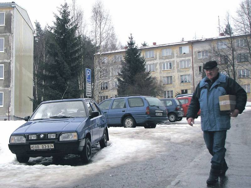 Na bukovanském sídlišti jsou některá místa určená pro vyhrazené parkování. Nyní lidé volají po navýšení těch pro volné stání.