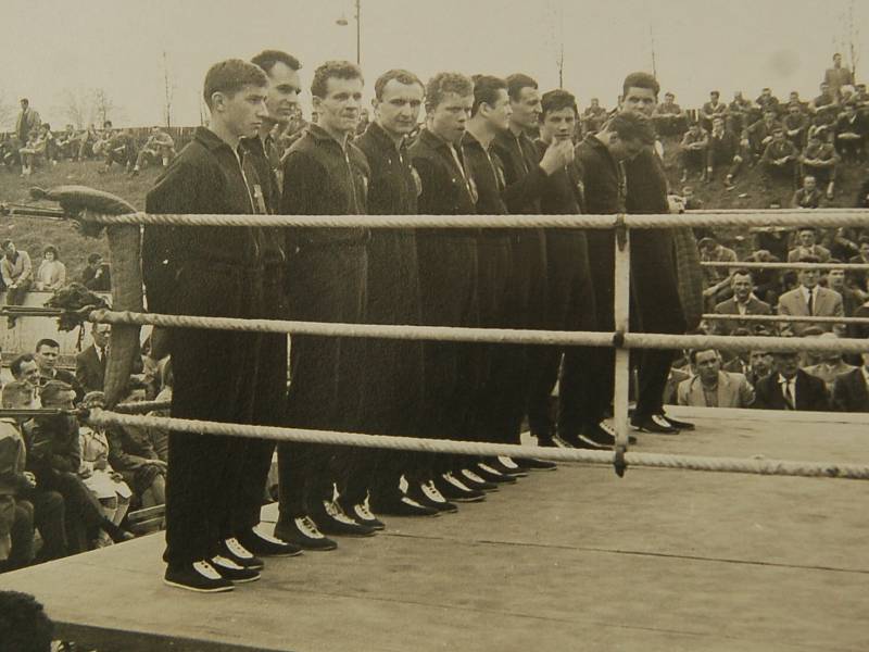 Jaroslav Šlais (třetí zleva) před zápasem na sokolovském zimním stadionu