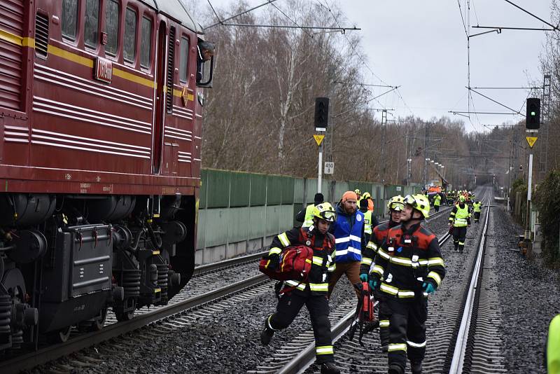 Hasiči cvičili u jesenické přehrady záchranu lidí při srážce vlaku s autem