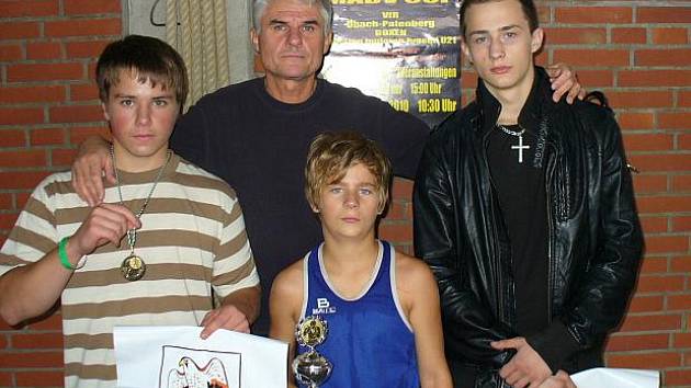 Boxeři TJ Baník Sokolov, zleva: Petr Borský, trenér Jan Malý, René Hejda a Filip Coufal