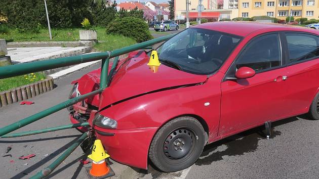 Řidiče, který ujížděl v pondělí 8. května z Německa do České republiky, zastavili až pomocí ochranného rámu na svém vozidle policisté ze Sokolova.