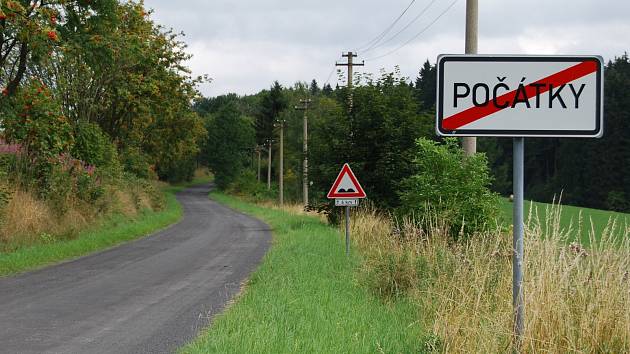 Značka za cedulí Počátky upozorňuje řidiče na to, že v úseku dlouhém 6 kilometrů je čekají na vozovce nerovnosti