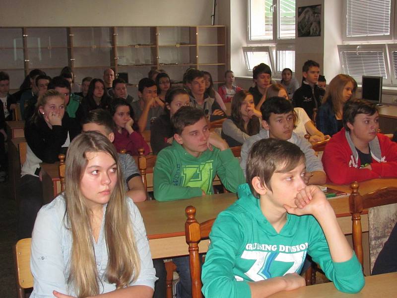 PLYNOVOU MASKU a další výbavu si mohli školáci vyzkoušet na vlastní kůži. Kromě toho je vojáci seznámili také s obecnými fakty o armádě, historií zbraní hromadného ničení, ale především se podělili o některé vlastní zážitky – třeba z mise v Afghánistánu.