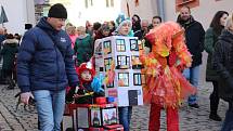 Návštěvníci s maskami i bez nich si užívali premiérový Loketský masopust.