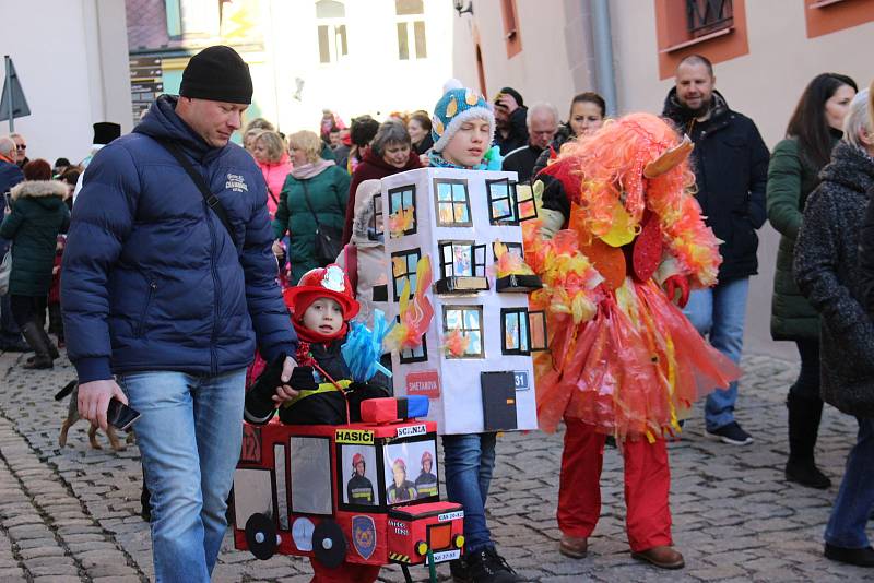 Návštěvníci s maskami i bez nich si užívali premiérový Loketský masopust.