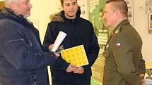 Řadu informací získali zájemci o studium od vojáků v Sokolově na ISŠTE.