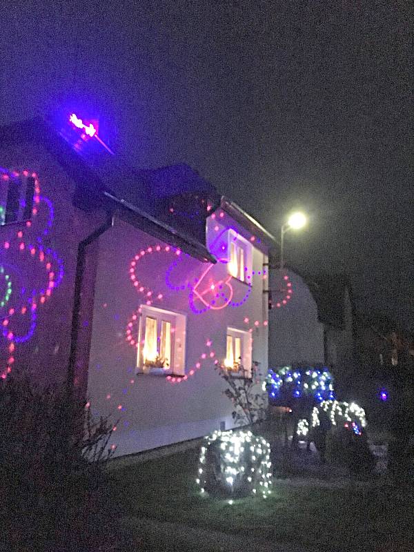 Vánoční dům rodiny z Dolního Rychnova budí pozornost a zájem.