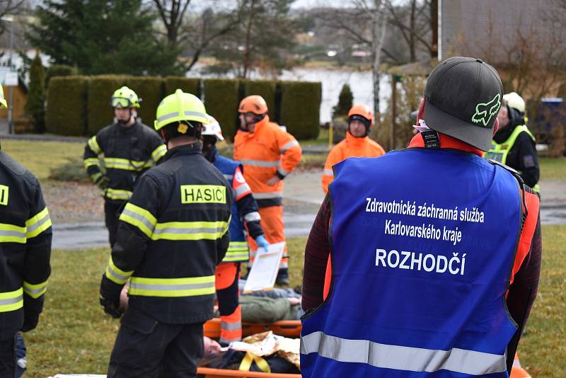 Hasiči cvičili u jesenické přehrady záchranu lidí při srážce vlaku s autem