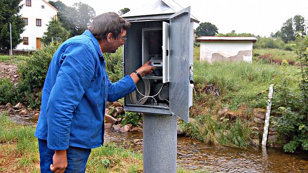 Meteostanice nemůže odesílat důležitá data o počasí. Na vině je slabý signál. Na snímku je provozovatel stanice Rudolf Kovařík u limnigrafu, který sleduje hladinu řeky.