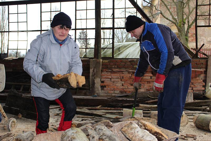 V hradní dílně se věnují zaměstnanci dřevovýrobě a zpracování dřeva k volnému prodeji.