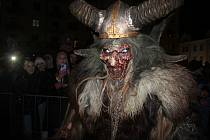 Pochodu čertů v Sokolově se letos účastnily tři stovky ďábelských stvoření.
