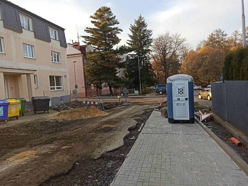 U rekonstrukce Chelčického ulice v Sokolově se opět prodlužuje termín dokončení