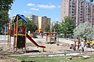 Stavba dětského hřiště na Vítězné.
