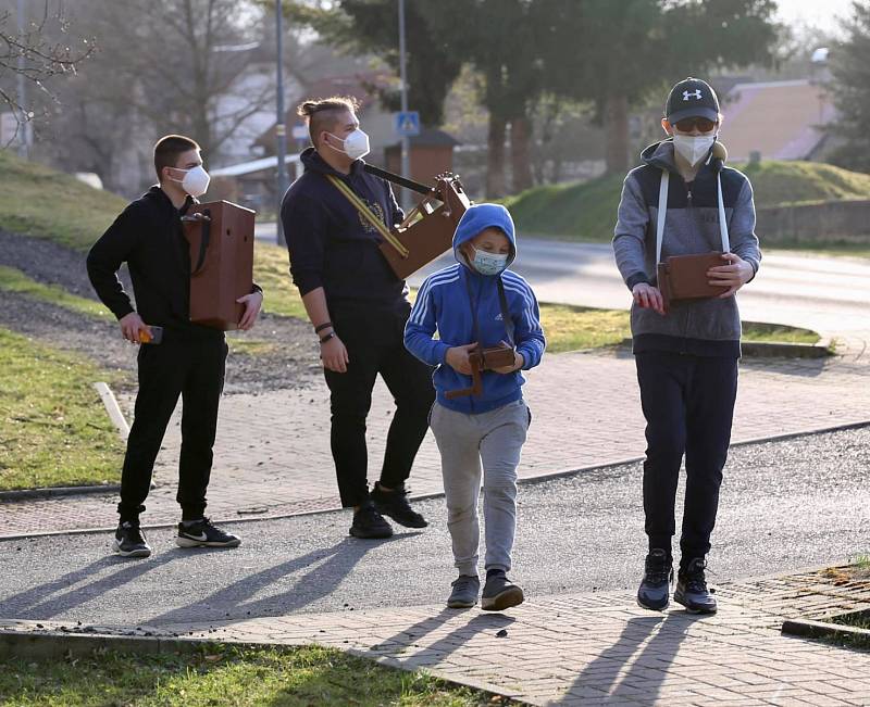 Už více než šedesát let znějí obcí Šabina na Sokolovsku na Velikonoce řehtačky. A stejně tomu bylo i letos. 