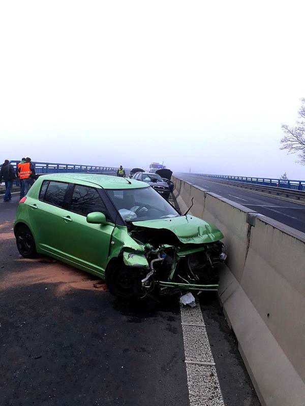 Hromadná nehoda na dálnici D6.