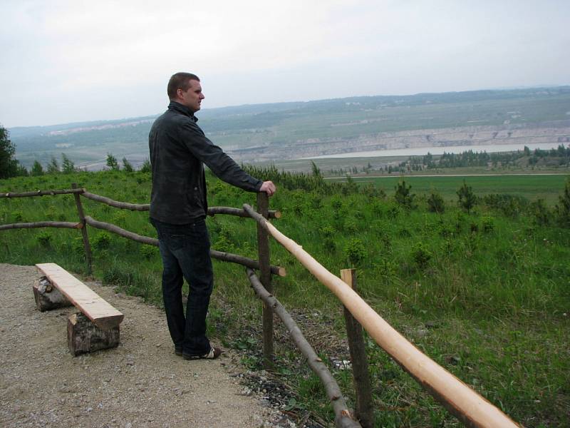 Z vyhlídky je vidět na napouštěné jezero Medard.