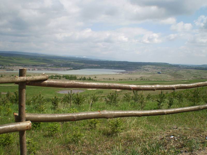 Z vyhlídky je vidět na napouštěné jezero Medard.