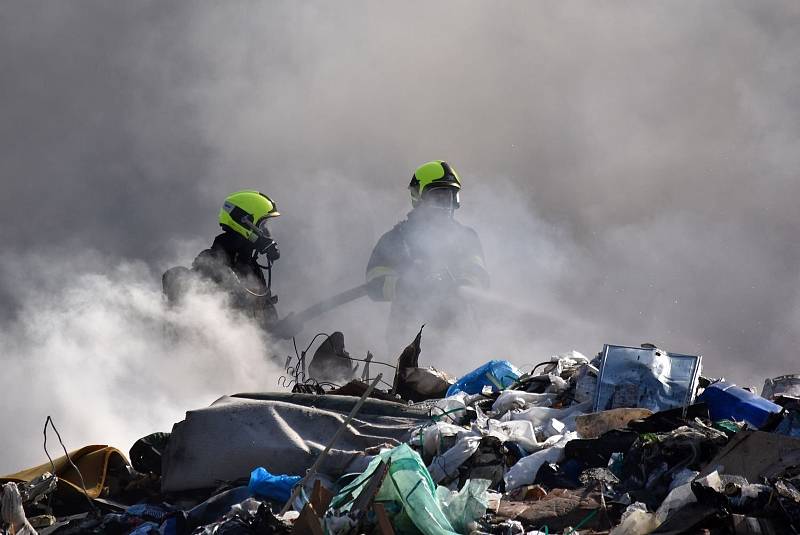 Na velkou vzdálenost byl v sobotu vidět sloup černého kouře z požáru skládky u Vřesové na Sokolovsku. Požár odpadu zde likvidovalo šest jednotek hasičů. Dostat plameny pod kontrolu trvalo několik hodin.