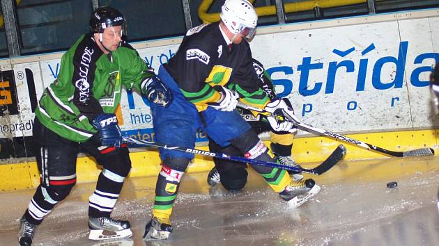 Krajská liga mužů: HC Březová - HC Vřesová (v zelených dresech)