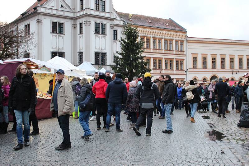 Krušnohorské vánoční trhy v Lokti přilákaly  opět tisíce návštěvníků.