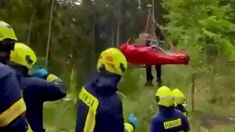 Dělníkovi spadl na hlavu strom. Letecká záchranka si ho vyzvedla ze vzduchu