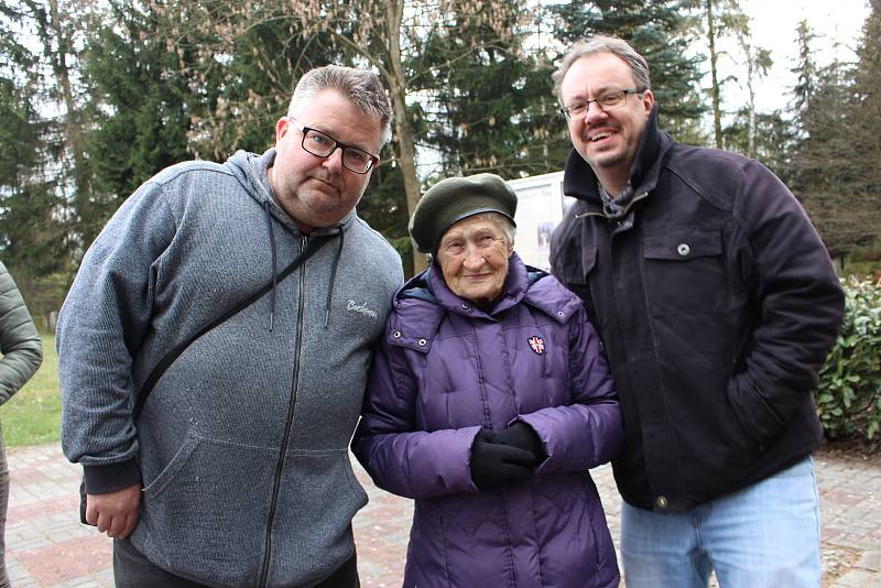 Iryna Shul se po 74 letech vrátila na místa, kde strávila nuceně rok života. Památník připomíná ženský pracovní tábor ve Svatavě.