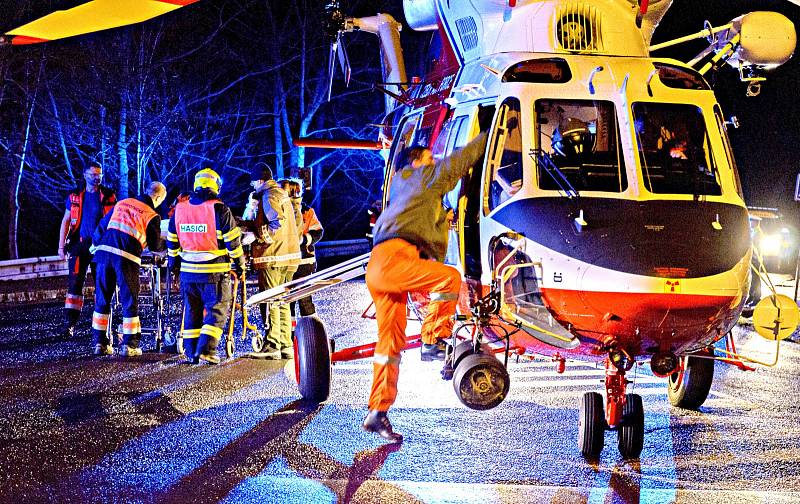 LETECKÁ ZÁCHRANNÁ služba zasahovala v neděli hned dvakrát na Sokolovsku. V Oloví se zřítil muž ze skály. V Lokti pak další muž spadl ze schodů.