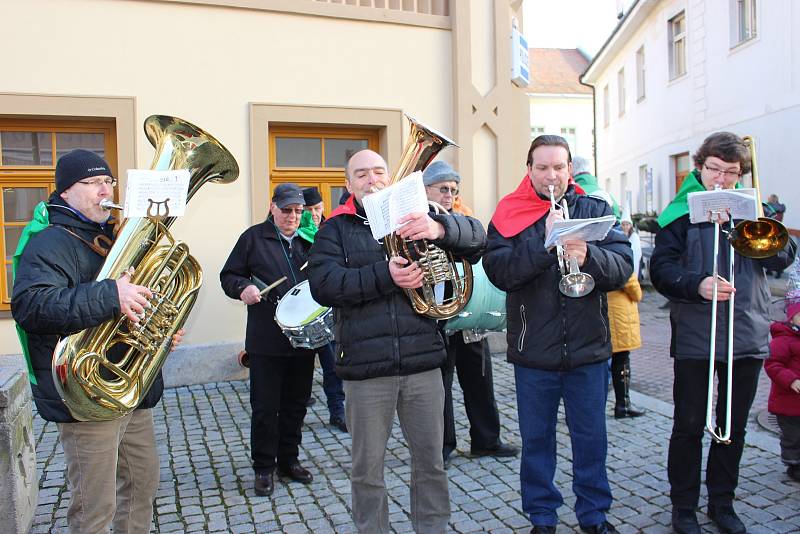 Návštěvníci s maskami i bez nich si užívali premiérový Loketský masopust.