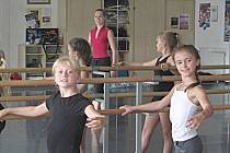 S baletní průpravou pomáhala malým tanečnicím primabalerína Národního divadla Nikol Márová.