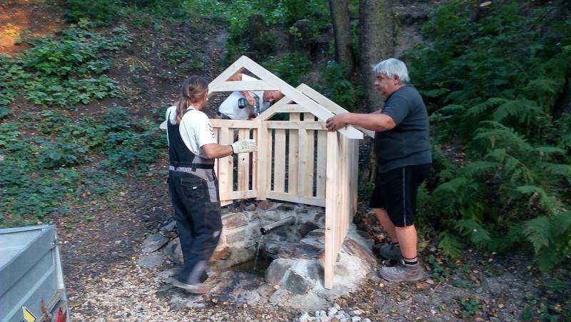 Téměř zapomenutou studánku v Dasnicích místní lidé a další řemeslníci opět vrátili do života.