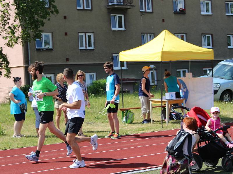 Na hřišti u sportovní haly probíhal program už dopoledne. Přelez, přeskoč, recykluj, Běh pro Domácí hospic Motýl a Sokolovský čtvrtmaraton.