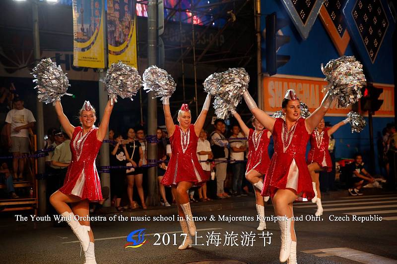 Dospělé kynšperské mažoretky pod vedením Jaroslavy Danešové reprezentovaly ve Francii a na festivalu v Šanghaji.