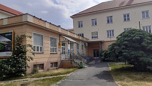 Zavření pošty v Sokolově se blíží. Město řeší parkování i dohled při dávkách