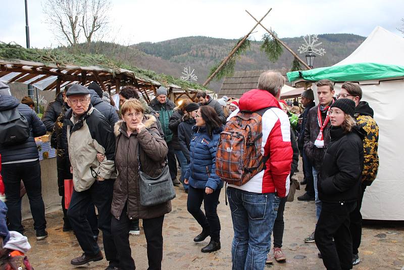 Krušnohorské vánoční trhy v Lokti přilákaly  opět tisíce návštěvníků.