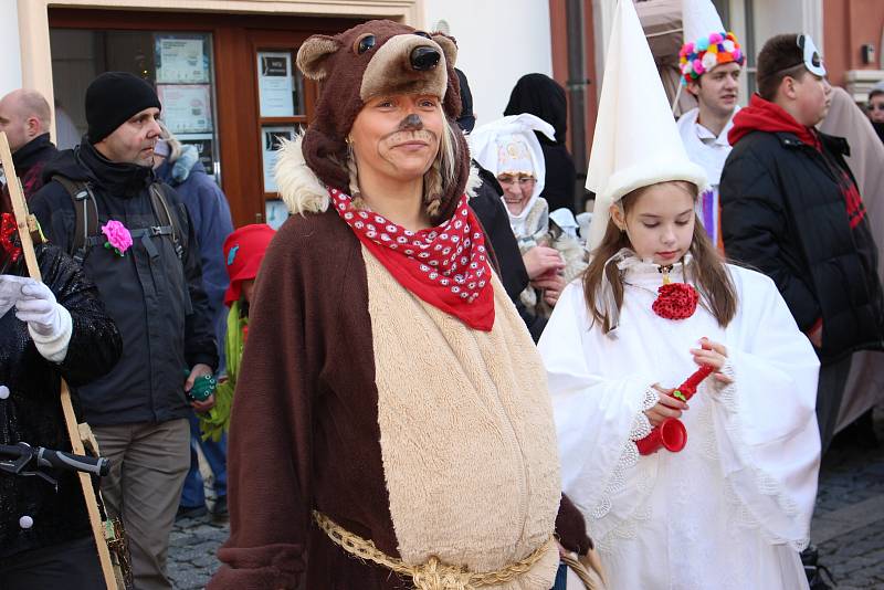 Návštěvníci s maskami i bez nich si užívali premiérový Loketský masopust.