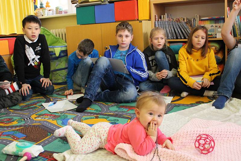 Za dětmi z 1. stupně na ZŠ Sokolov, Rokycanova chodí od začátku školního roku pravidelně každý měsíc nyní už osmiměsíční Agátka s babičkou.