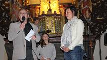 Májový folkový koncert kapely NaDen v krajkovském kostele sv. Petra a Pavla se stal beneficí pro Haničku.
